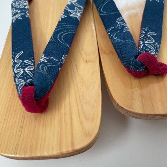 Women's Traditional Japanese Wooden Shoes Sandals 3" x 9" - Picture 2 of 8